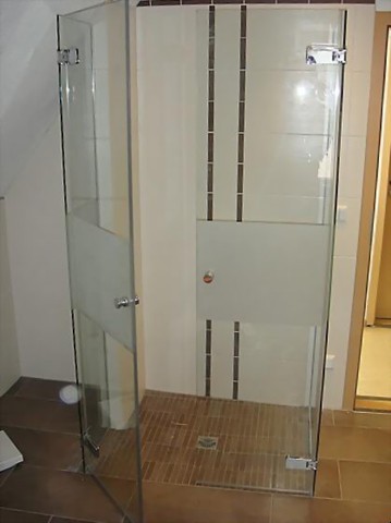 Duschkabine mit satiniertem Streifen und Doppeltür - 1 Seite offen