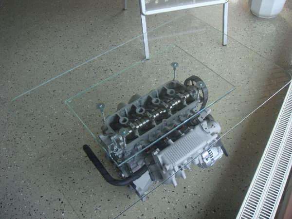 Couchtisch - Tischplatte auf Motorblock montiert